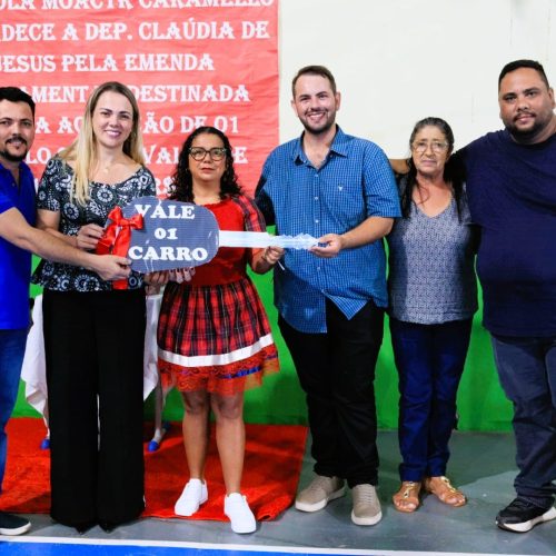 Cláudia de Jesus beneficia escola de Chupinguaia com veículo para atividades pedagógicas