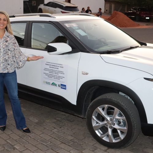 Cláudia de Jesus entrega veículos para fortalecer a estrutura da Unicafes