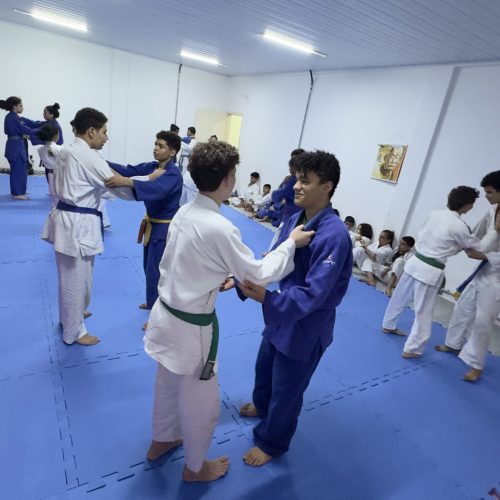 Mais de 30 atletas do Construindo Campeões disputam etapa do Campeonato Estadual de Judô