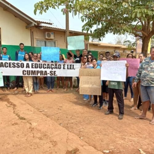 Pais protestam contra ausência de professores em escola de União Bandeirantes