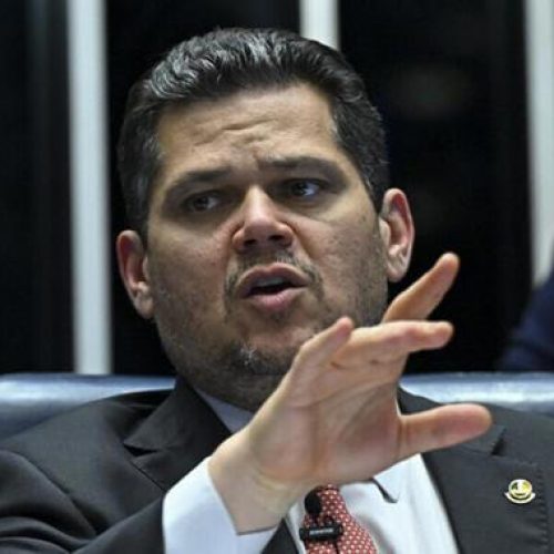 Anistia proposta por Alcolumbre reduz penas de multidão e aumenta para líderes dos atos golpistas