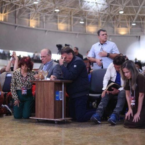 Bolsonaro chora durante culto após Moraes decidir contra prisão preventiva