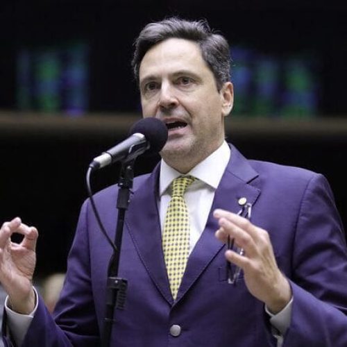 CCJ da Câmara aprova PEC que dá poder ao Congresso de sustar decisões do STF