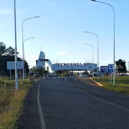 Brasileiros retidos na fronteira com a Venezuela conseguem voltar ao País