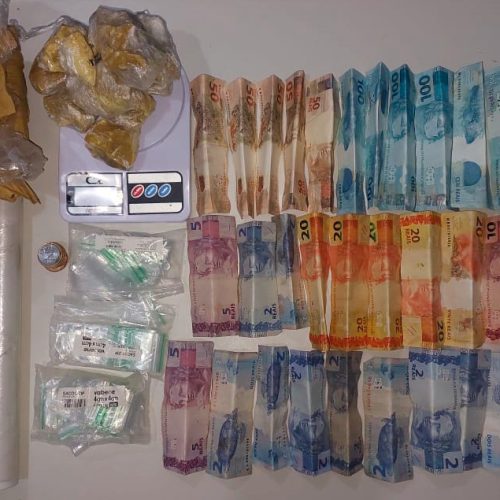 Cerco da PM faz suspeitos abandonarem drogas e dinheiro antes de desaparecerem na mata