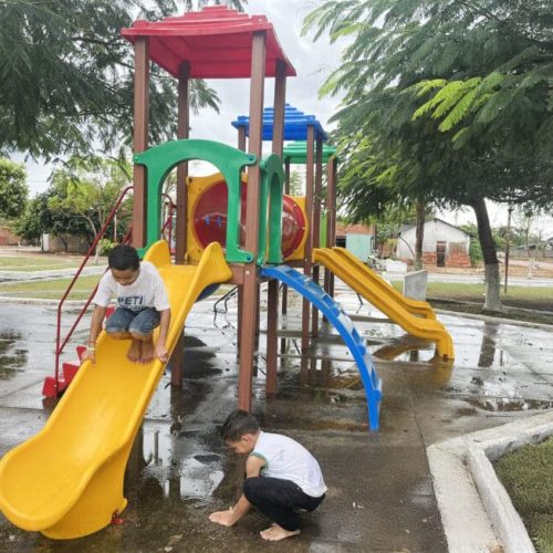 Novos playgrounds garantem espaços de lazer para crianças em municípios do estado