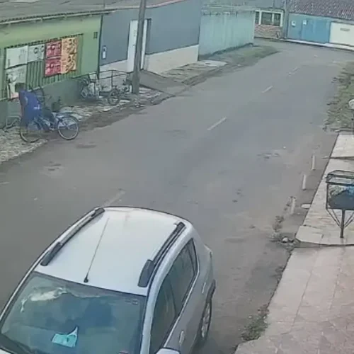 Assaltante de bicicleta ameaça comerciante com faca e rouba celular na zona Sul