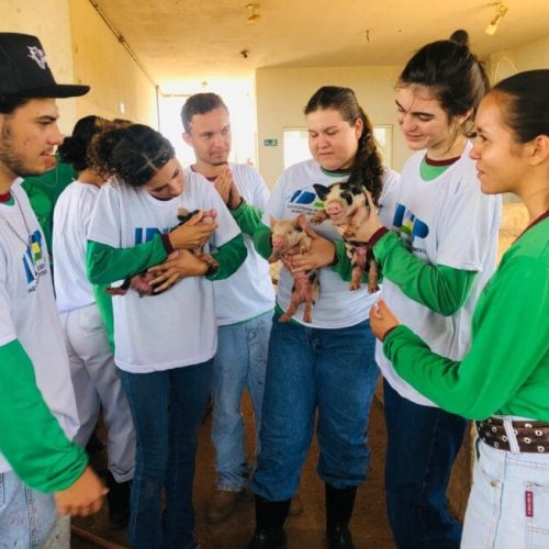 Alunos do Curso Técnico em Zootecnia apresentam práticas de bem-estar animal na II Semana do Técnico Agrícola, em Pimenta Bueno