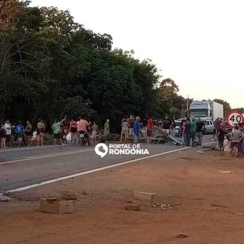Manifestantes fecham a BR-319 após a ponte sobre o Rio Madeira