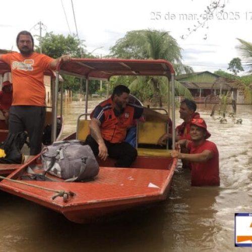 Governo de RO realiza entrega de cestas básicas e água para moradores vítimas dos alagamentos no Baixo Madeira