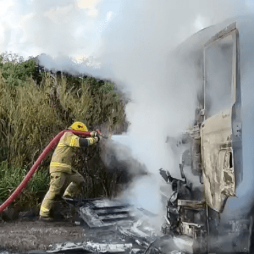 Incêndio destrói cabine de carreta na BR-364, próximo à zona urbana