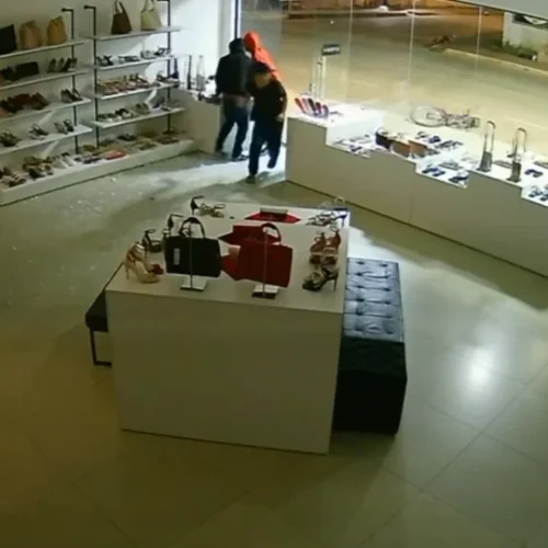 Quadrilha invade loja de calçados de luxo em Porto Velho