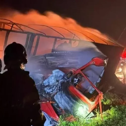Colisão entre carretas fecha trecho da BR 364 e mobiliza bombeiros por três horas