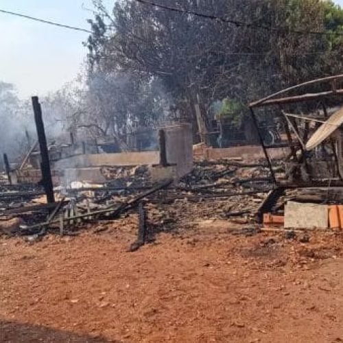 Cães Morrem em Incêndio Após Fogo em Vegetação Alcançar Casa em Pimenta Bueno