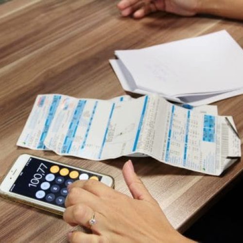 Conta de luz vai continuar mais cara, com bandeira tarifária vermelha ou amarela até o fim do ano