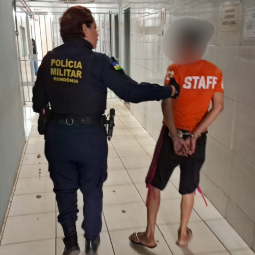 MULHER ARMADA COM FACÃO É CONTIDA EM FRENTE A ESCOLA