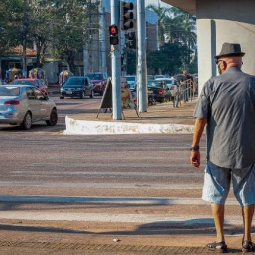 Estacionar em local proibido coloca pedestres em risco e pode gerar multas, alerta Departamento Estadual de Trânsito