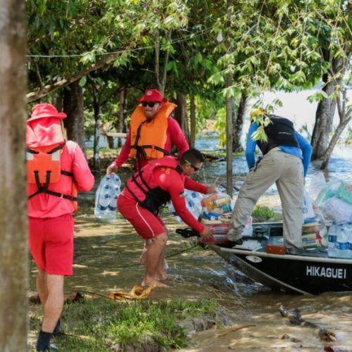 Comunidades ribeirinhas atingidas pela cheia do Rio Madeira recebem cestas básicas e água potável