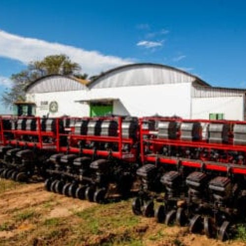 Entrega de implementos e equipamentos agrícolas