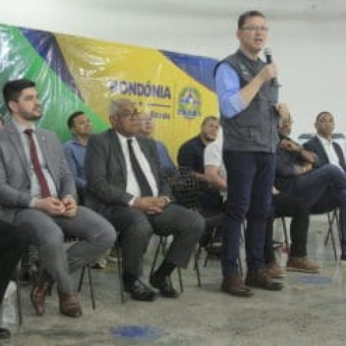 Entrega títulos de propriedade para famílias do Núcleo 10 de Junho