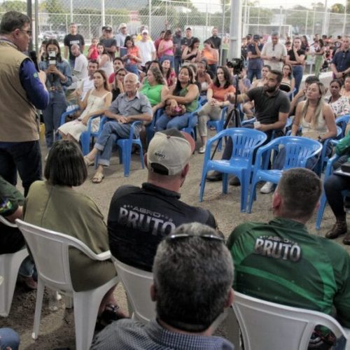 Governo de RO entrega Campo Society em grama sintética e novo estacionamento em Campo Novo de Rondônia