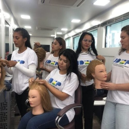 Alunas da Escola Móvel de Imagem Pessoal do Idep atendem durante ação realizada nesta sexta-feira, 26, em Porto Velho