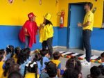 Estudantes aprendem sobre regras de segurança no trânsito com teatro e brincadeiras
