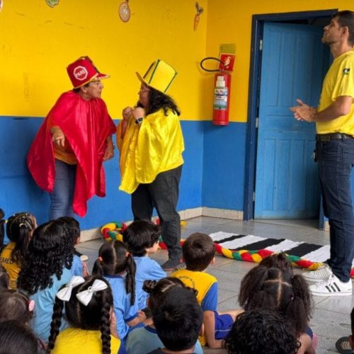Estudantes aprendem sobre regras de segurança no trânsito com teatro e brincadeiras