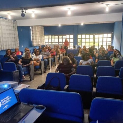 Servidores da educação participam de formação continuada sobre gestão escolar