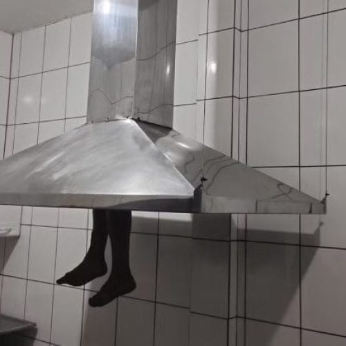 Tentativa de furto em restaurante termina com homem preso em exaustor