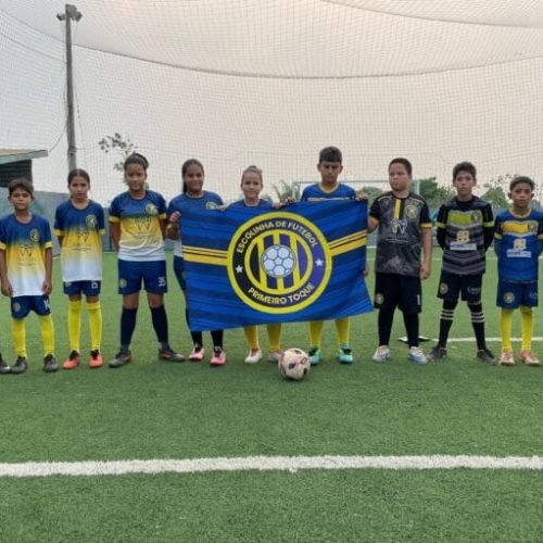 Escolinha de futebol Primeiro Toque em União Bandeirantes ensina atividades esportivas, convívio social e cidadania