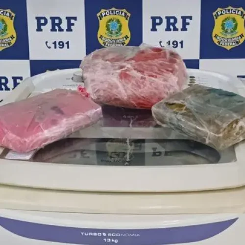PRF apreende drogas em ônibus de viagem