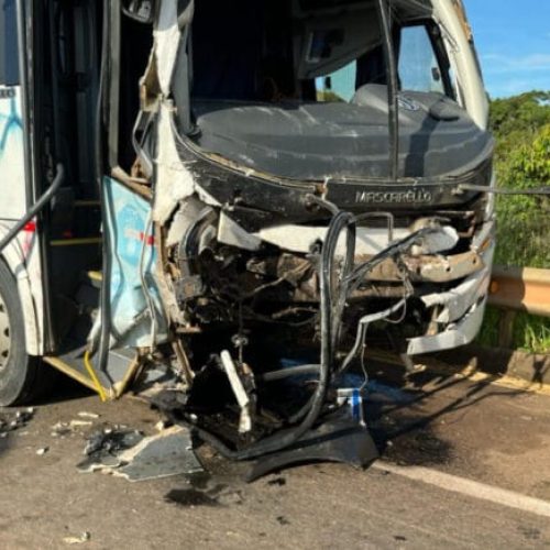 Técnica de enfermagem e paciente morrem em acidente entre ambulância e ônibus na BR-364