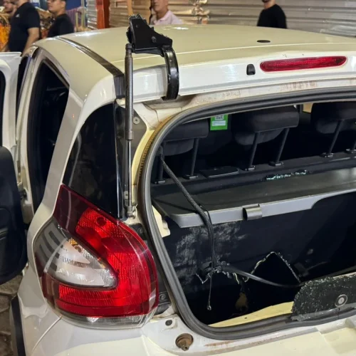 Polícia prende homem com duas armas após manter família retém durante roubo