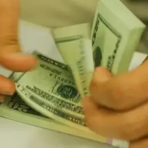 Dólar: moeda fecha o último pregão em queda