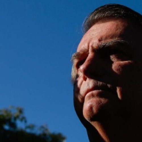Ex-pres. Jair Bolsonaro chegando no aeroporto de Brasiíla de onde segue para o Rio de Janeiro. Hoje o Tribunal Superior Eleitoral (TSE) julga o processo de ineligibilidade por abuso do poder político.| Sérgio Lima/Poder360 29.jun.2023