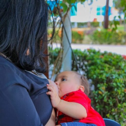 Importância do aleitamento materno é destaque em evento voltado para mães no Hospital de Base 