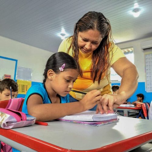 Dia dos Professores:  Histórias de dedicação e amor pela educação