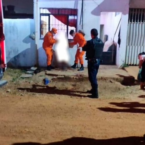 Mulher não aceita fim de relacionamento com a namorada e causa destruição