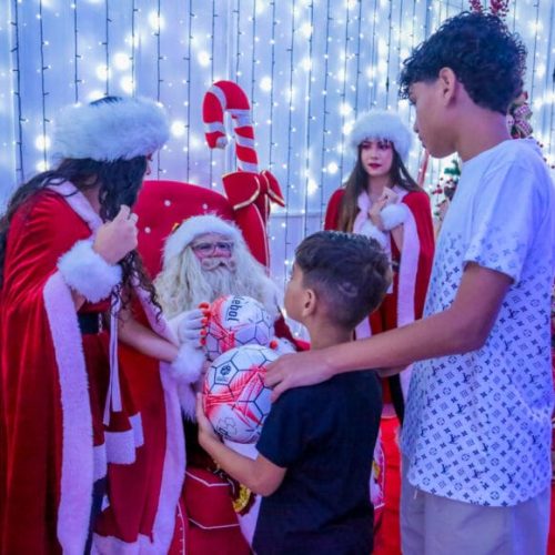 Bolas confeccionadas no projeto Pintando a Liberdade são entregues pelo governo de RO durante “Natal de Luz”
