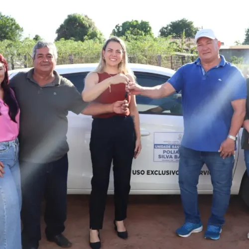 Cláudia de Jesus participa da entrega de carro para unidade de saúde de Alvorada do Oeste