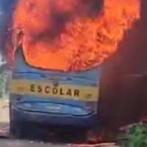 Ônibus escolar é destruído por incêndio após falha mecânica em Rondônia