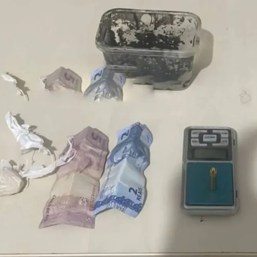 PM apreende drogas e conduz quatro pessoas em operação contra o tráfico no Bairro Jorge Teixeira