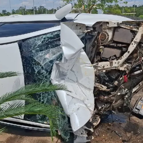 Corolla capota no Espaço Alternativo e casal fica ferido em Porto Velho