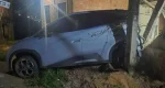 Jovem é presa por embriaguez após carro bater em casa no bairro Nacional