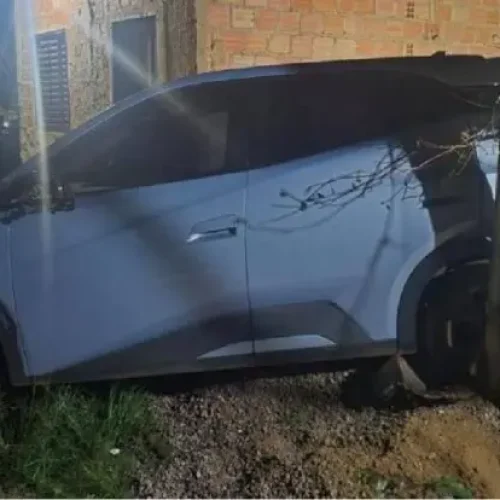 Jovem é presa por embriaguez após carro bater em casa no bairro Nacional