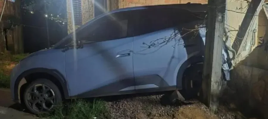 Jovem é presa por embriaguez após carro bater em casa no bairro Nacional