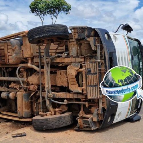 Caminhão de lixo tomba e deixa motorista ferido na BR-319 em Porto Velho