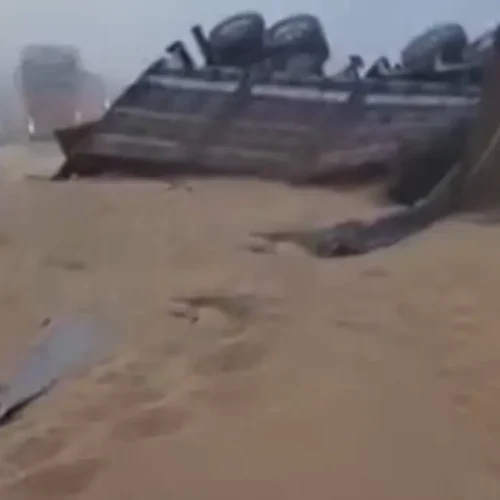 Acidente entre carreta e carro deixa quatro feridos na BR-364