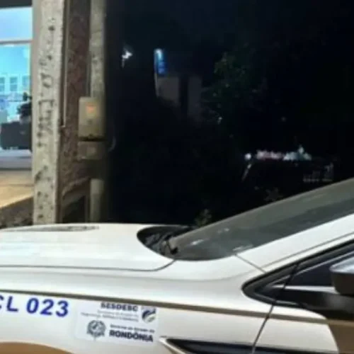 Homem é morto a tiros e facada dentro de casa